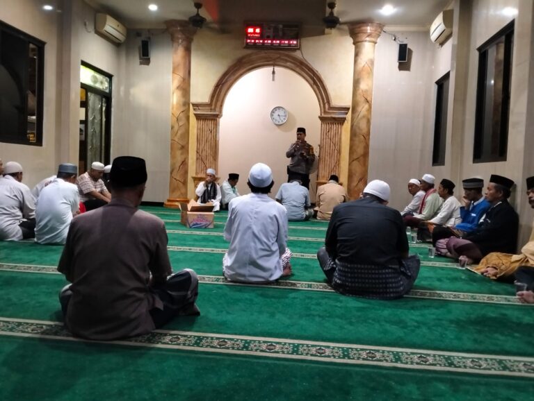 Polsek Kalideres Sampaikan Pesan Kapolsek Usai Sholat Subuh Berjamaah di Musholla Al Mujahidin