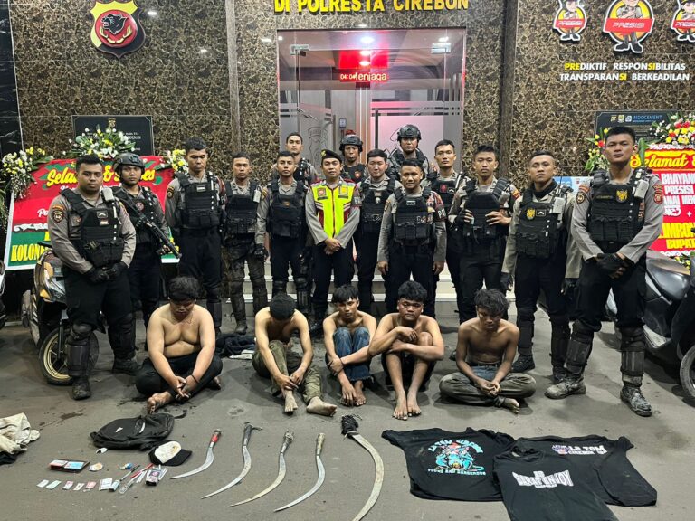 Lima Pemuda Bawa Clurit Mau Tawuran , Diamankan Tim Raimas Macan Kumbang 852 Polresta Cirebon