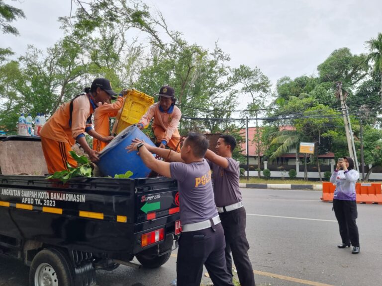 Kapolresta Banjarmasin Kombes Pol Sabana Atmojo, S.I.K, M.H. Mengiluti Kegiatan Peduli Lingkungan.