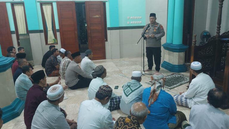 Ciptakan Wilayah Aman dan Kondusif, Kapolsek Kalideres Sholat Subuh Berjama’ah serta Himbau Kamtibmas
