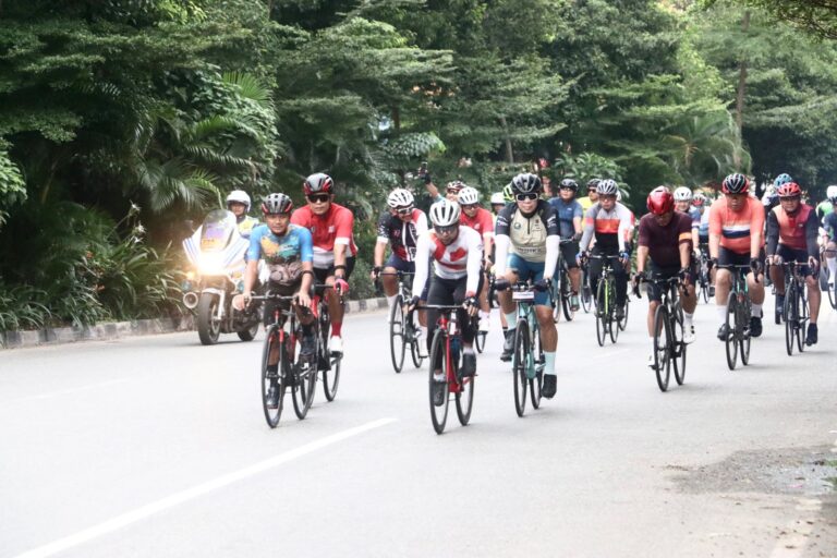Kapolda Kepri Gowes Bersama Irjen. Pol. (Purn.) Drs. Royke Lumowa, M.M., dan Rombongan Rekonfu 87