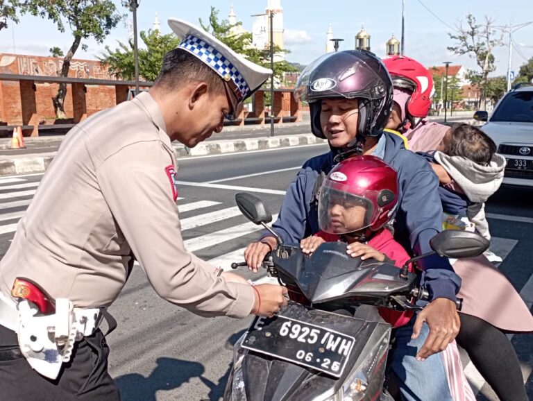 Satlantas Polres Majalengka Gencarkan Imbauan dan Bagikan Leaflet serta Stiker untuk Meningkatkan Kesadaran Berlalu Lintas Dalam Ops Patuh Lodaya 2023