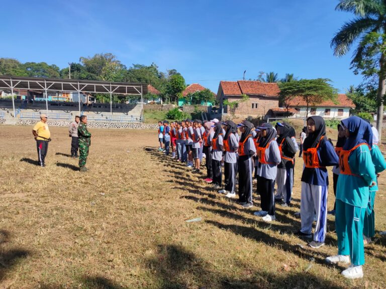 Persiapan HUT RI ke-78, Kapolsek Sindangwangi Pantau Pelatihan Paskibra di Lapangan Bola Desa Sindangwangi