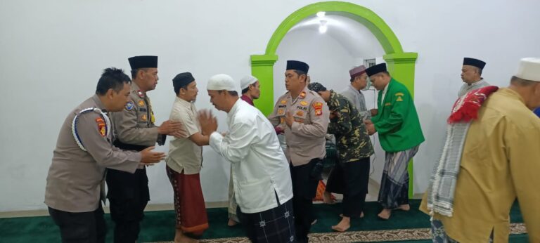 Jelang Pemilu 2024, Personil Polsek Kalideres Sampaikan Pesan Kapolsek Usai Sholat Subuh Berjamaah