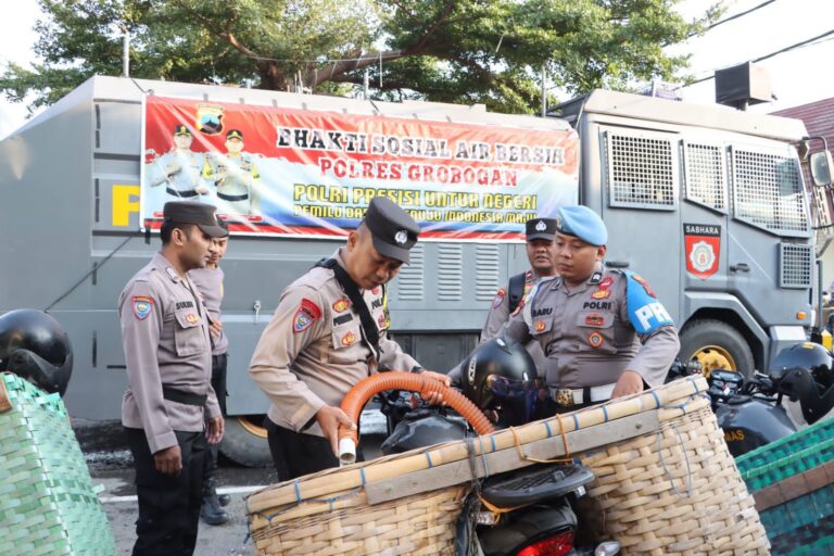Polri Salurkan Bantuan Air Bersih Atasi Kekeringan di Grobogan