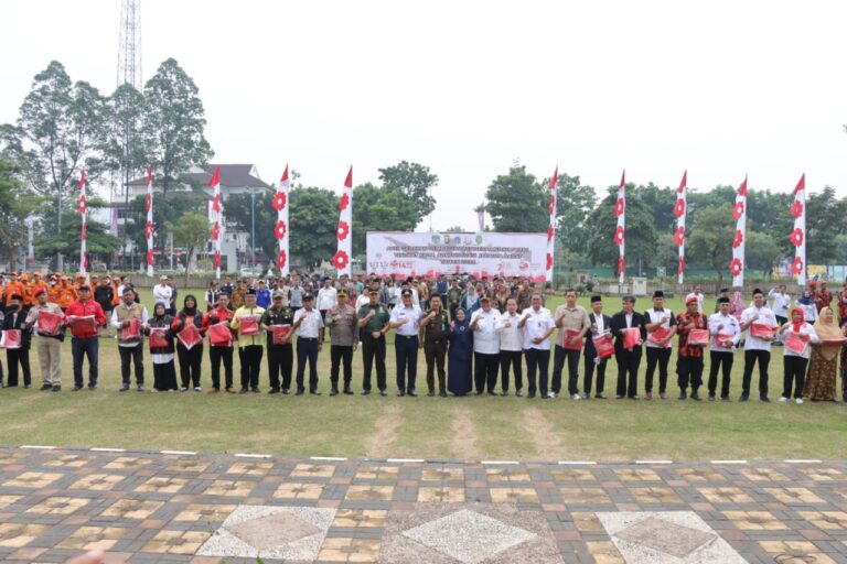Kapolsek Kembangan Hadiri Apel Gerakan Pembagian Bendera Merah Putih di Halaman Kantor Walikota Jakbar