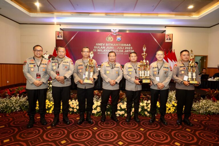 AKBP Argowiyono Menerima Piala dari Polda Jatim sebagai Juara 1 Kategori ‘Siap Semeru Award’