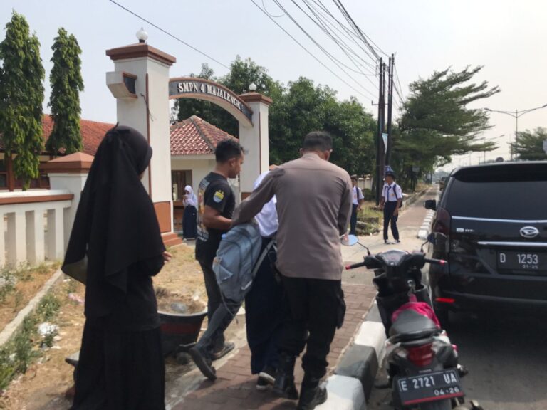 Aksi Heroik, Kabag Ops Polres Majalengka Bantu Pengendara Yang Mengalami Kecelakaan