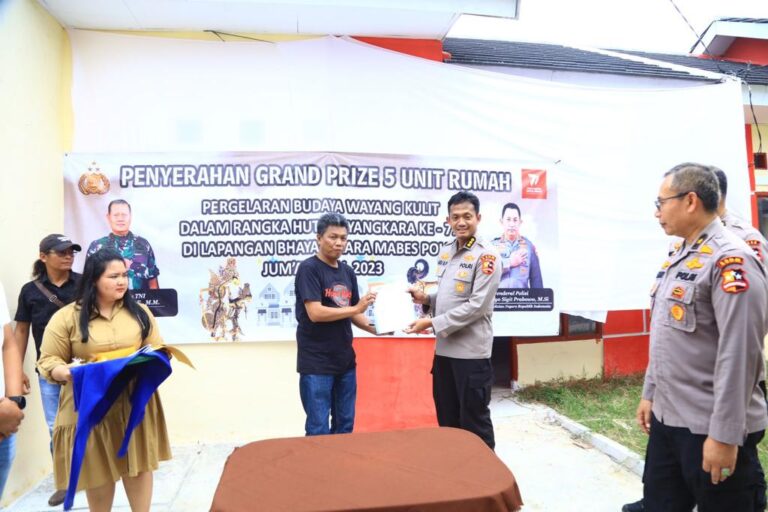 Polri Serahkan Kunci Rumah ke Lima Penonton Wayang Kulit