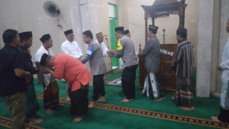 Polsek Kalideres Giat Sholat Subuh Berjamaah Bersama Warga dan Berikan Imbauan