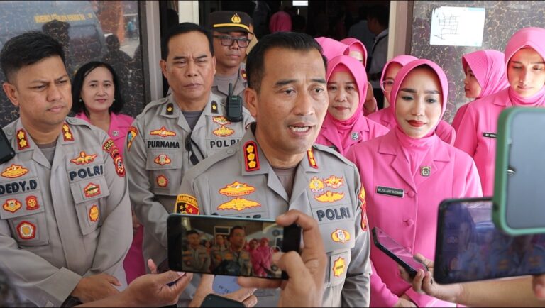 Polresta Cirebon Salurkan Bantuan Air Bersih, Sembako, Nutrisi untuk Balita, dan Pengobatan Gratis di Desa Slangit