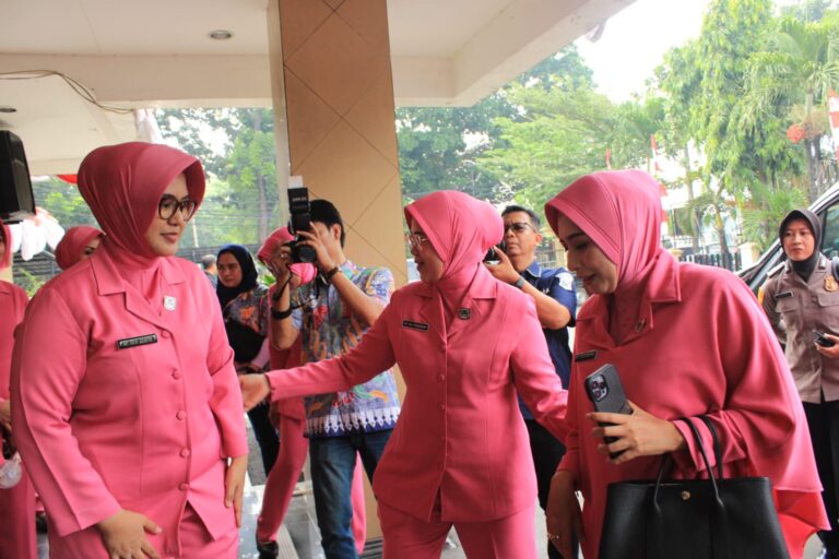 HKGB ke-71, Ketua Bhayangkari Daerah Metro Jaya Kunjungi Posyandu Kemala XVI 12 Aspol Kalideres