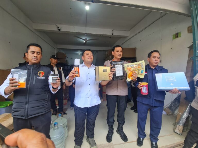 Ditreskrimsus polda kepri lakukan penindakan hukum atas produk kosmtika dan pangan olahan impor tanpa izin edar di batam.