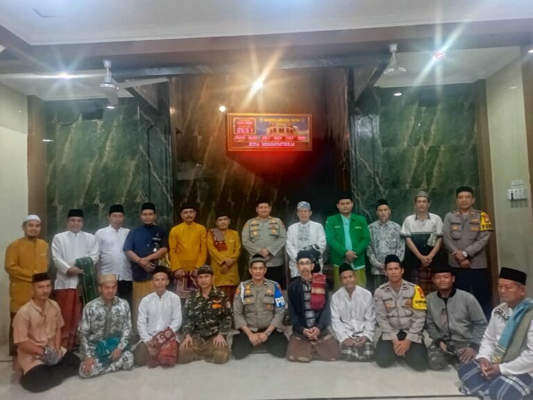Kapolsek Kalideres Sampaikan Himbauan Usai Sholat Subuh Berjamaah Bersama Warga