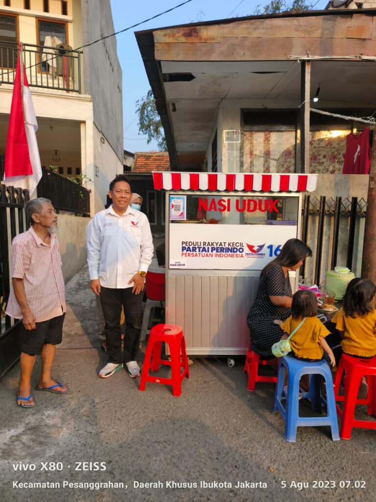 Babe Usman Pedagang Nasi Uduk Perdatam Menerima Gerobak PERINDO