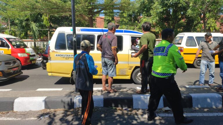 Sat Lantas Polres Majalengka Berbagi Kebaikan dengan Masyarakat Kurang Mampu Melalui Kegiatan Jumat Berbagi