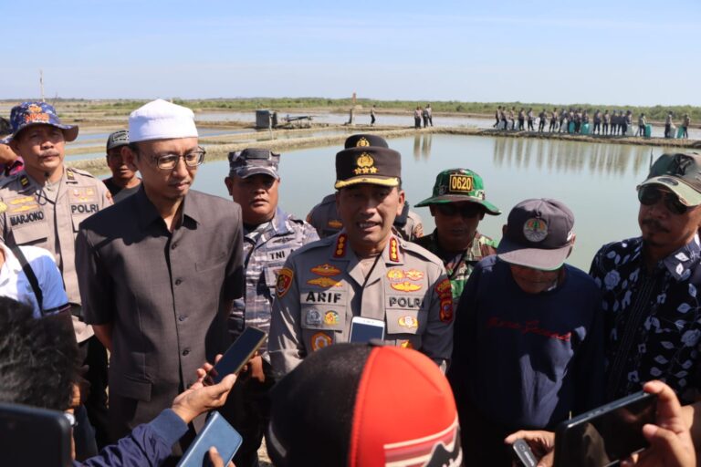 Polresta Cirebon Respon Cepat Tangani Tanggul Jebol Penyebab Banjir Rob di Desa Rawaurip