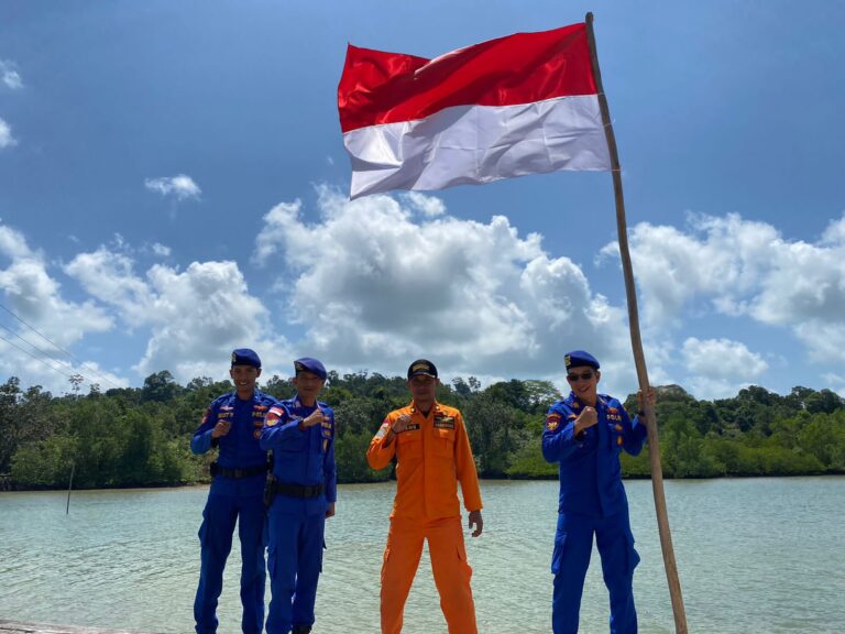 Polres Lingga Kibarkan Bendera Merah Putih di Pulau Terluar dan Tidak Berpenghuni
