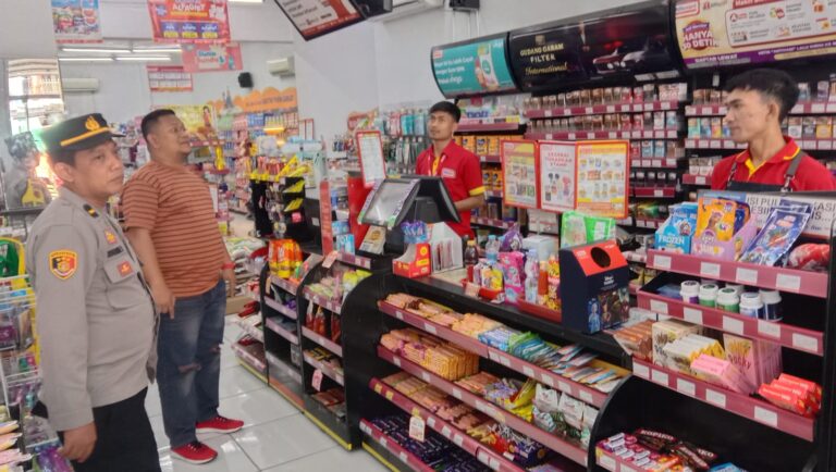 Personil Polsek Cikijing Kontrol Minimarket Alfamart, Beri Pesan Kamtibmas Kepada Karyawan
