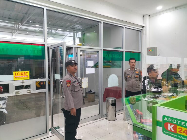 Sambangi Apotek, Personil Polsek Cikijing Himbau Tak Jual Bebas Obat yang Dilarang Pemerintah