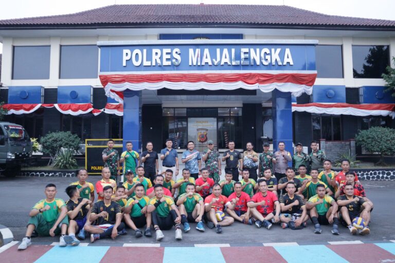 Sinergitas TNI – Polri di Majalengka Diperkuat melalui Pertandingan Persahabatan Volley Ball