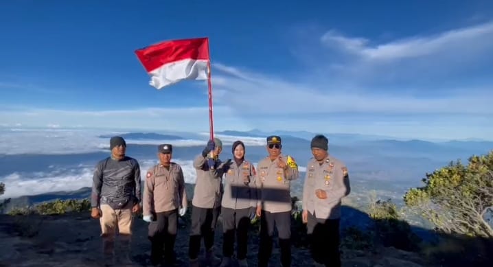 Polisi di Majalengka Peringati HUT RI ke-78 dengan Bendera Merah Putih Berkibar di Puncak Gunung Ciremai