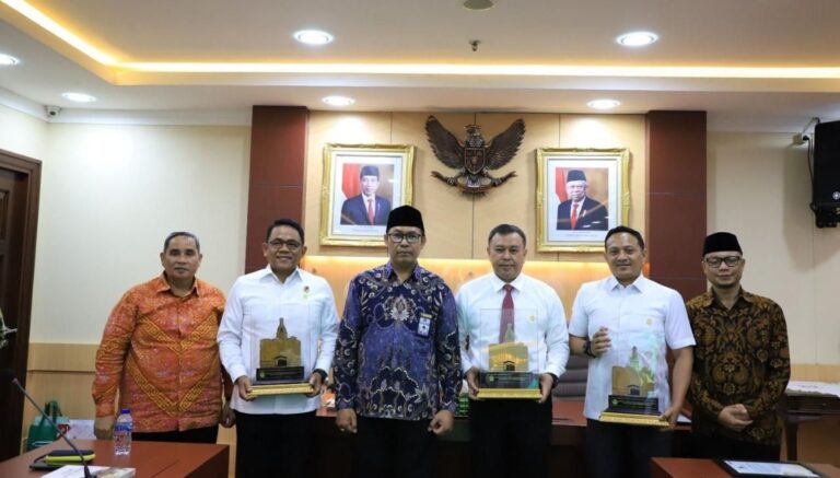 Ditreskrimsus Polda Jabar Terima Penghargaan Dari Kementrian Agama Karena Telah Berhasil Tangani Masalah Haji