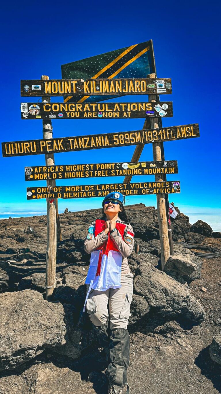 Briptu Dwi Jayanti Putri Membawa Bendera Indonesia Ke Puncak Gunung Tertinggi di Afrika