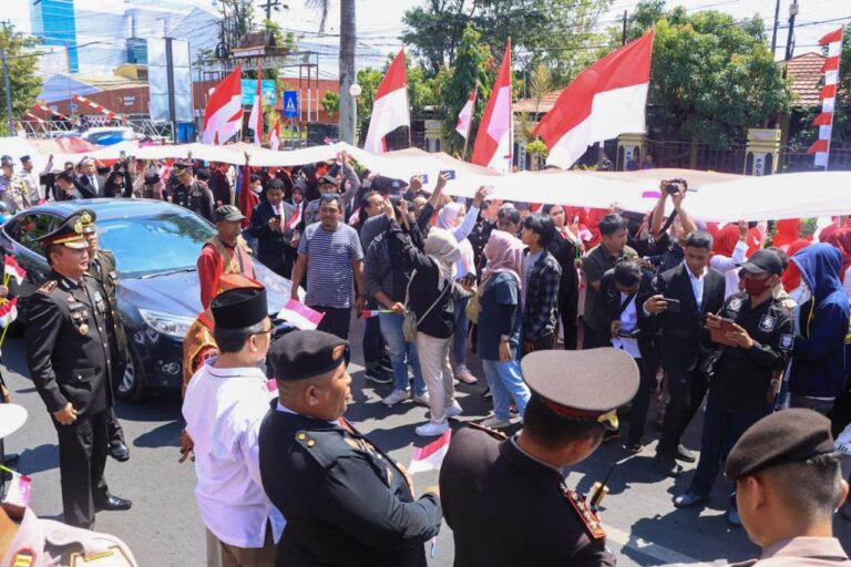 Polres Banjar Masin Bersama Masyarakat Setempat Membentangkan Bendera Merah Putih100 Meter