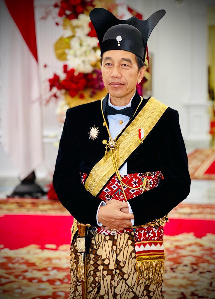 Presiden Joko Widodo Mengenakan Baju daerah Ageman Songkok Singkepan Ageng