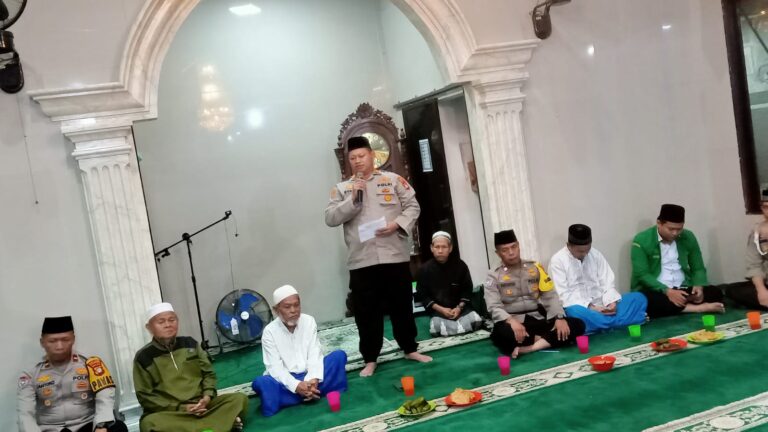 Kapolsek Kalideres Sampaikan Himbauan Kamtibmas Jelang Pemilu 2024 di Musholla Nur Hasanah