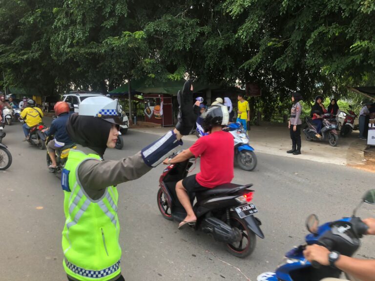 Polwan Polda Kepri Gelar Ngatur Lalu Lintas, Meriahkan Hari jadi Polwan ke-75