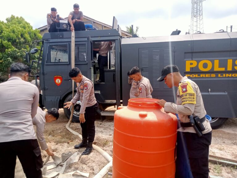 Polres Lingga Salurkan Bantuan Air Bersih Untuk Masyarakat di Desa Sungai Harapan