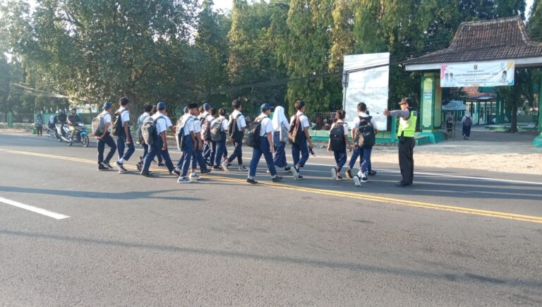 Demi Keamanan, Anggota Polsek Mantingan Tingkatkan Pengaturan Lalu Lintas di Jalan