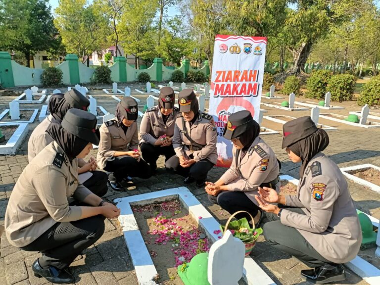 Polwan Polres Ngawi Ziarah ke TMP Doakan Para Pahlawan