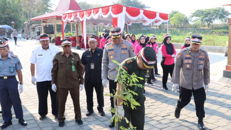 Polresta Cirebon Laksanakan Penanaman Ribuan Bibit Pohon Serentak