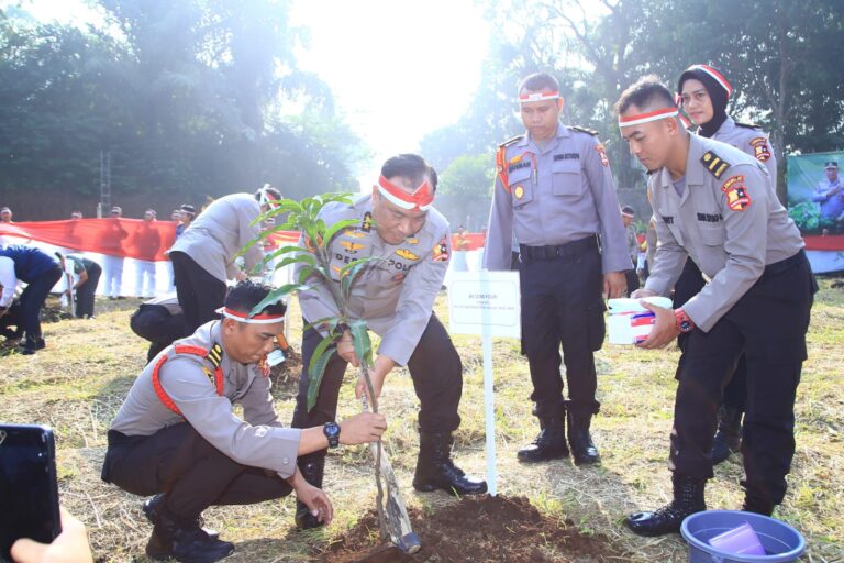 Cetak Rekor Tanam 21 Juta Pohon, Polri Raih Dua Penghargaan dari MURI