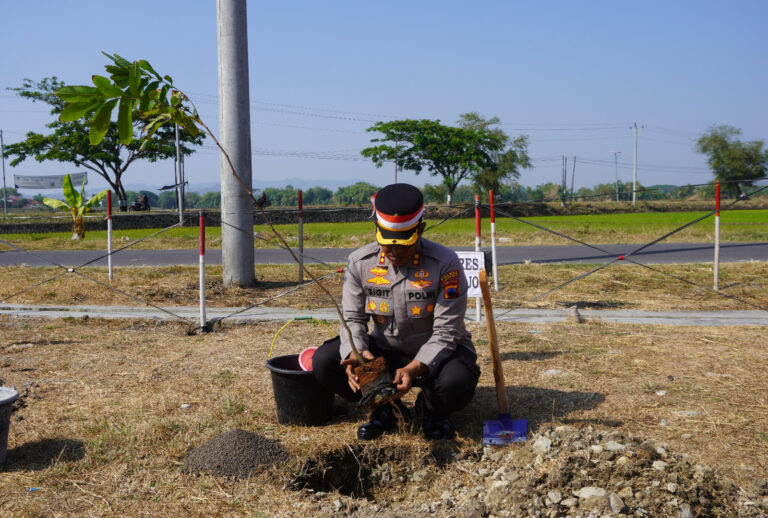 Peduli Lingkungan, Polres Sukoharjo Gelar Aksi Serentak Tanam 1.000 Pohon