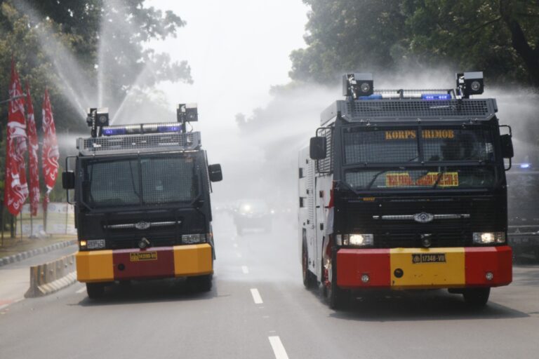 Polusi Udara, Polda Metro Jaya Kerahkan 4 Mobil Water Cannon Semprot Jalan Protokol