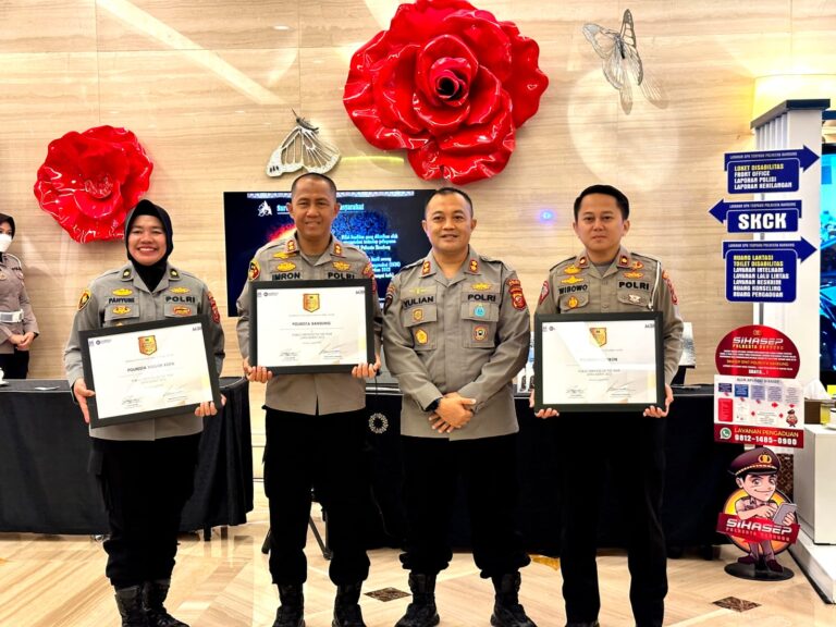 Polresta Cirebon Raih Penghargaan Public Service of The Year Jabar 2023