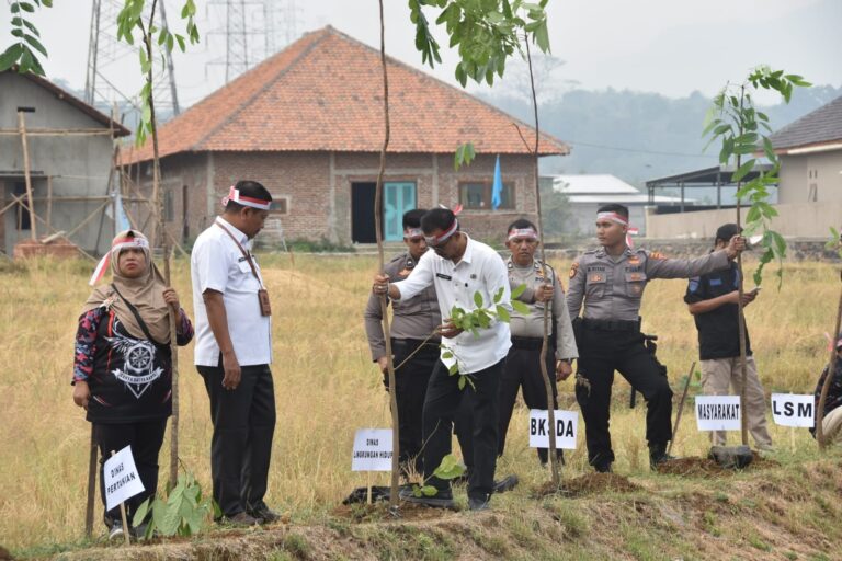 DLH Kabupaten Cirebon Apresiasi Polresta Cirebon Tanam Ribuan Bibit Pohon