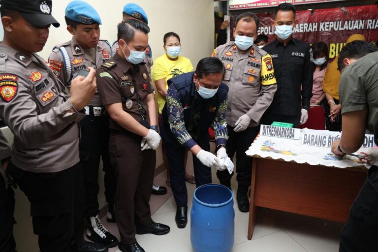 Ditresnarkoba Polda Kepri Gelar Pemusnahan Sebanyak 842.43 Gram Barang Bukti Narkotika Jenis Sabu.