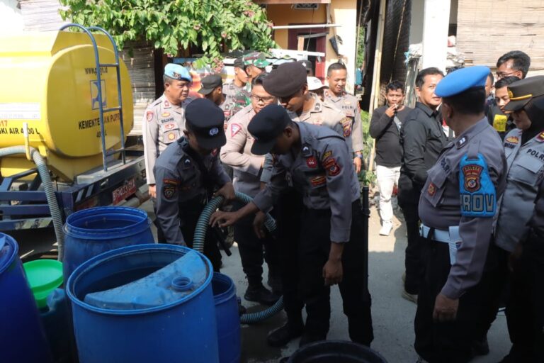 Polres Indramayu dan PDAM Tirta Darma Ayu Salurkan Bantuan Air Bersih Bagi Warga Krangkeng