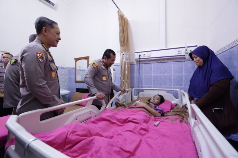 Jelang Operasi, Kapolda Jatim Beri Semangat Cyntya Gadis Viral Penjual Peyek di Surabaya