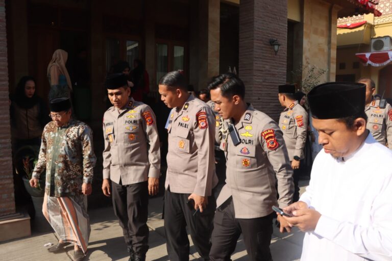 Kapolda Jabar Silaturahmi ke Pondok Buntet Pesantren dan Ponpes KHAS Kempek