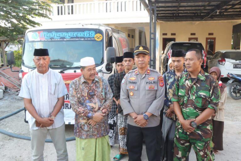 Polsek Krangkeng Salurkan Bantuan Air Bersih kepada Pondok Pesantren As Salafiyah Desa Kalianyar