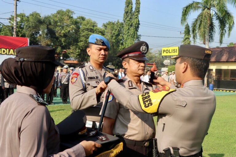 Tiga Personel Polresta Cirebon Mendapat Kenaikan Pangkat Pengabdian