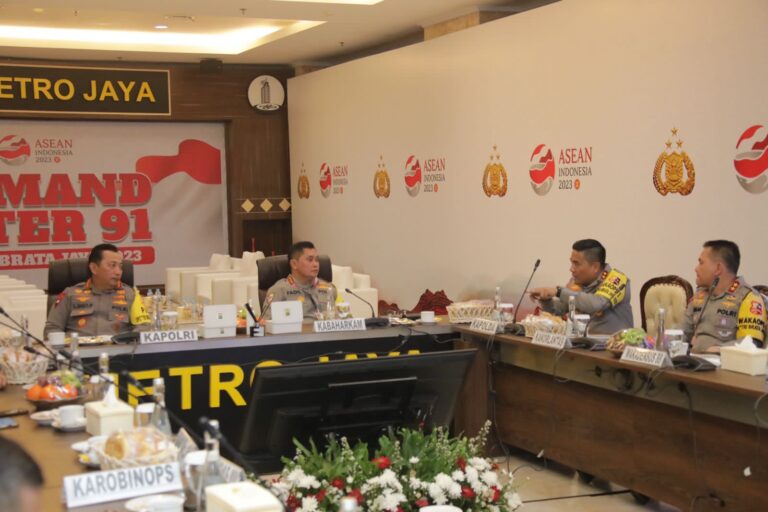 Kapolri Pantau Command Center Pengamanan KTT Asean