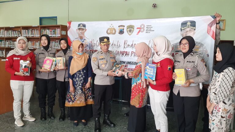 Tingkatkan Literasi Anak, Polres Wonogiri Bagikan Buku Bacaan