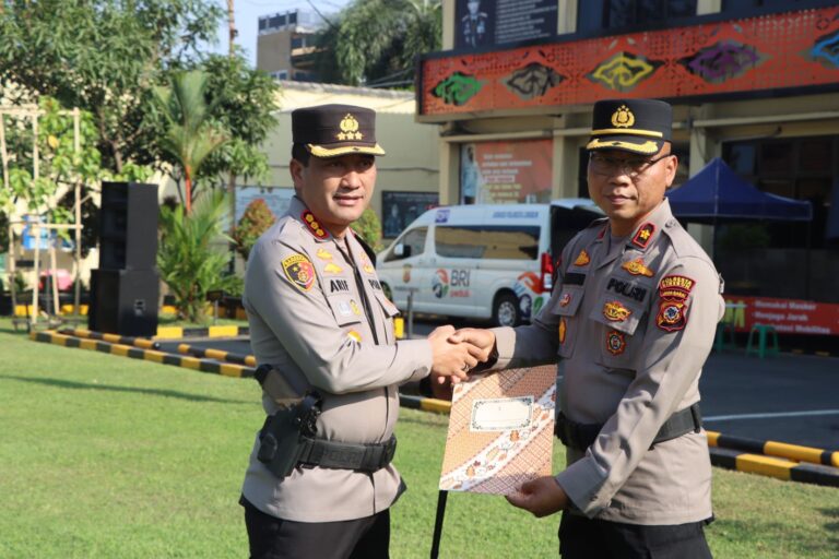 Kapolresta Cirebon Berikan Penghargaan kepada Tiga Kapolsek yang Meraih Kinerja Terbaik